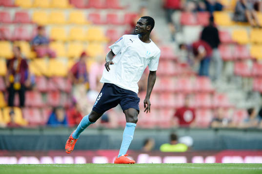 Malmö FFs Enock Kofi Adu värmer upp
