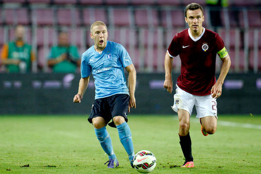 Malmö FFs Anton Tinnerholm mot Sparta Prags David Lafata