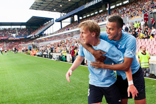 Malmö FFs Isaac Kiese Thelin hoppar upp på Emil Forsberg