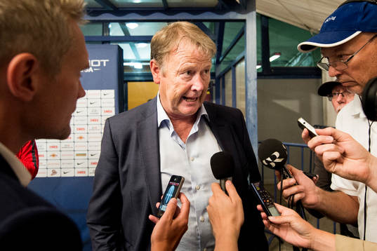 Malmö FFs tränare Åge Hareide pratar med media