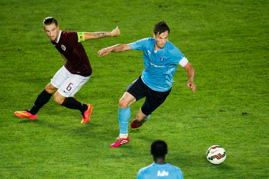 Malmö FFs Markus Rosenberg vänder bort Sparta Prags