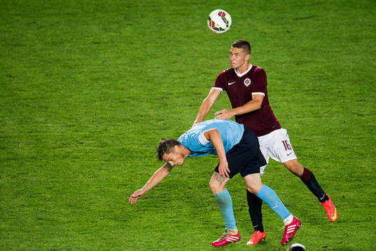 Sparta Prags Pavel Kadeřábek nickar undan bollen från