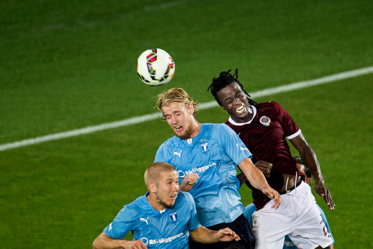 Malmö FFs Anton Tinnerholm och Filip Helander i nickduell