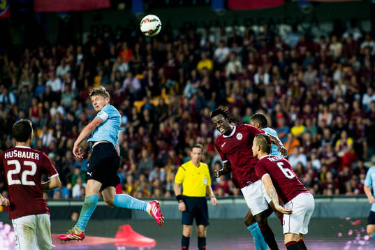 Malmö FFs Markus Rosenberg med en nick mot mål