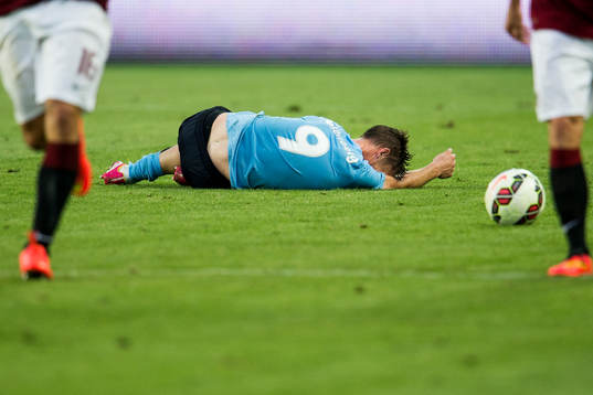 Malmö FFs Markus Rosenberg ligger på gräset och har ont