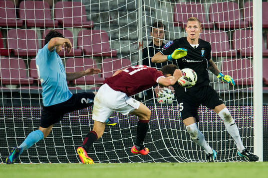 Sparta Prags David Lafata nickar mot Malmö FFs målvakt