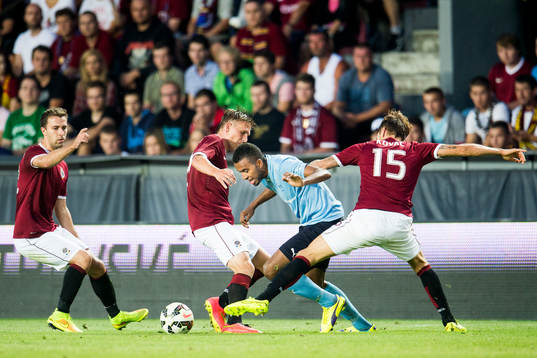 Malmö FFs Isaac Kiese Thelin tar sig förbi tre Sparta