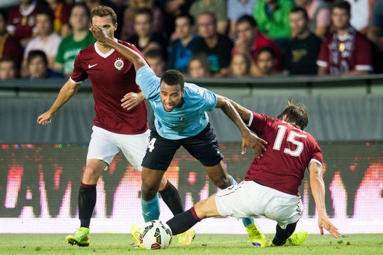 Malmö FFs Isaac Kiese Thelin fälls av Sparta Prags