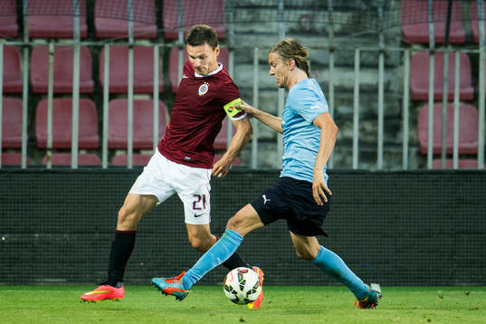 Sparta Prags David Lafata gör tunnel på Malmö FFs Markus