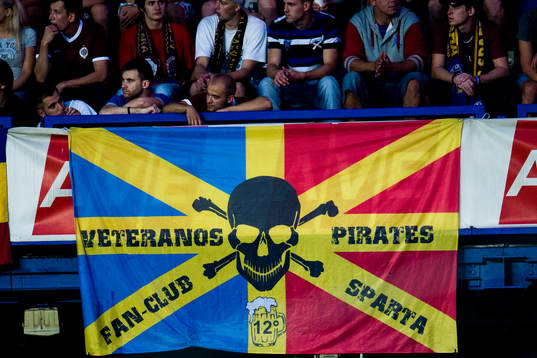 Sparta Prags supportrar har hängt fram en flagga