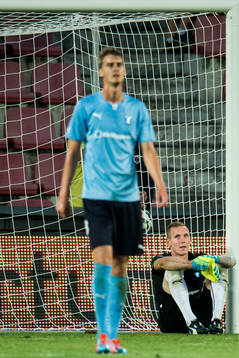 Malmö FFs målvakt Robin Olsen och Johan Hammar deppar