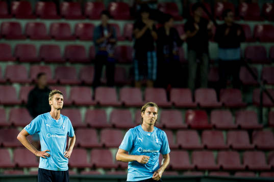 Malmö FFs Johan Hammar (tv) och Markus Halsti (th) deppar