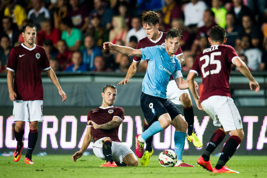 Malmö FFs Markus Rosenberg tar sig förbi fyra spelare i