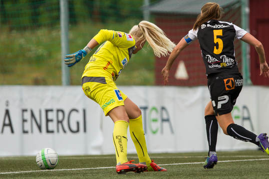 Umeås Emma Berglunds gör 0-1 på självmål