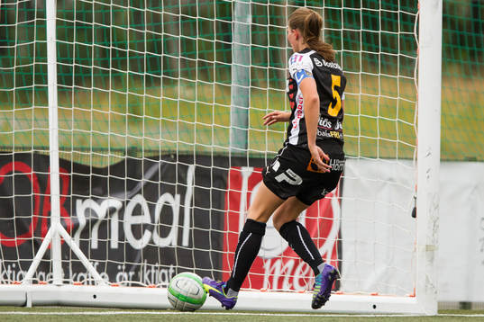 Umeås Emma Berglund ser när Rosengårds 0-1 mål går in