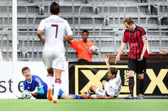 Brommapojkarnas Pontus Segerström får rött kort några