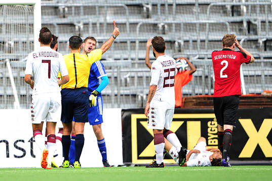 Brommapojkarnas Pontus Segerström tar sig för pannan