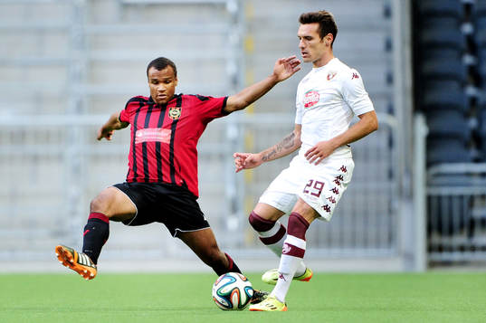 Brommapojkarnas Serge-Junior Martinsson Ngouali jagar