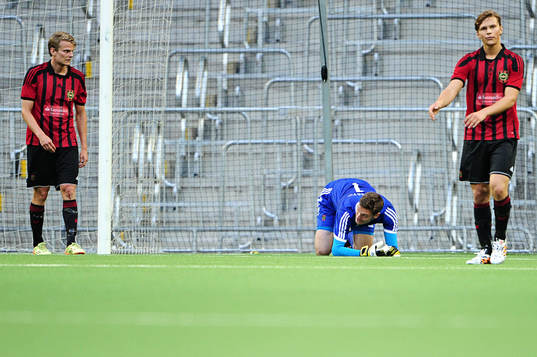 Brommapojkarnas Tim Björkström, målvakt Davor Blazevic,