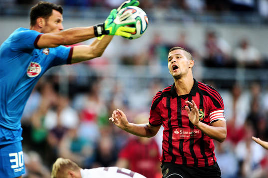 Brommapojkarnas Mauricio Albornoz ser hur Torinos Daniele