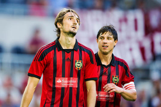 Brommapojkarnas Gabriel Petrovic (th) springer för att