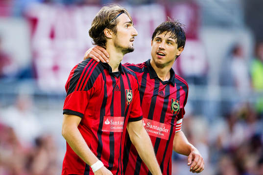 Brommapojkarnas Gabriel Petrovic (th) springer för att