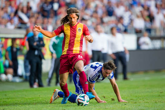Rio Aves Tiago Pinto vinner bollen mot IFK Göteborgs