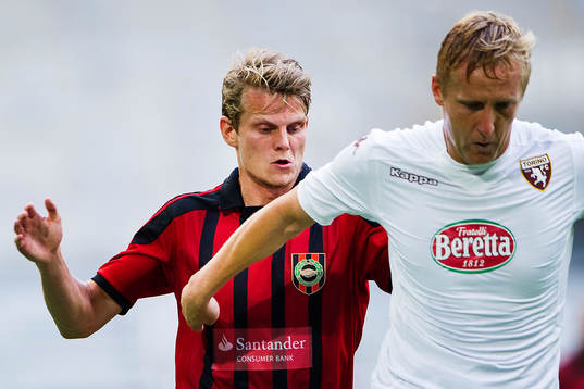 Brommapojkarnas Tim Björkström jagar Torinos Cesare Bovo