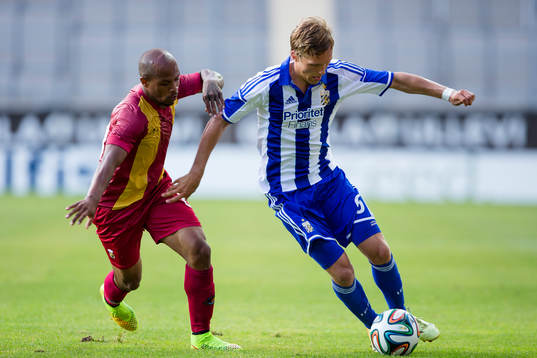 IFK Göteborgs Ludwig Augustinsson tar sig förbi Rio Aves