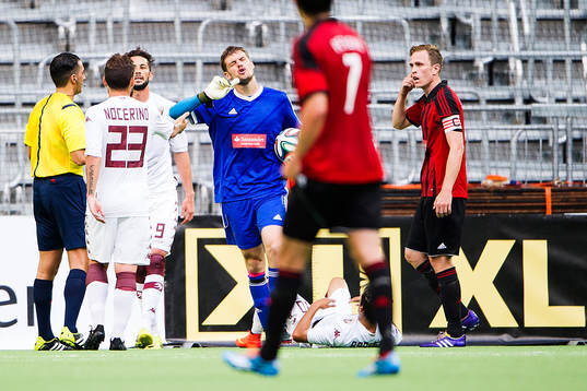Brommapojkarnas målvakt Davor Blazevic reagerar
