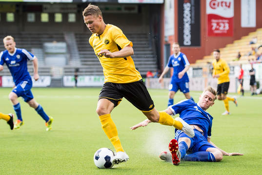 Elfsborgs Viktor Claesson och Hafnarfjördurs Jon Jonsson