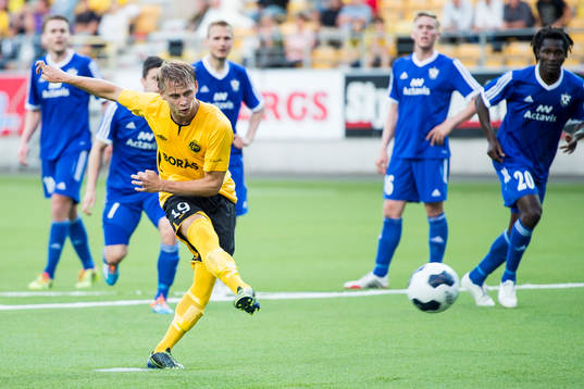 Elfsborgs Simon Hedlund gör 4-1 på straff
