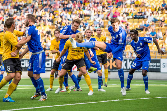 Elfsborgs Per Frick (mitt i bild) nickar in 2-1under