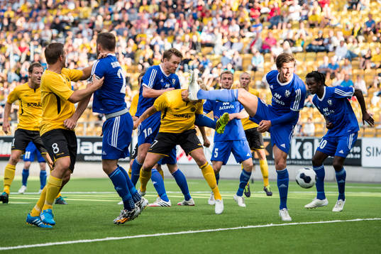 Elfsborgs Per Frick (mitt i bild) nickar in 2-1under
