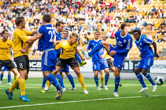 Elfsborgs Per Frick (mitt i bild) nickar in 2-1under