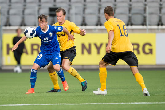 Hafnarfjördurs Steven Lennon markeras av Elfsborgs Daniel