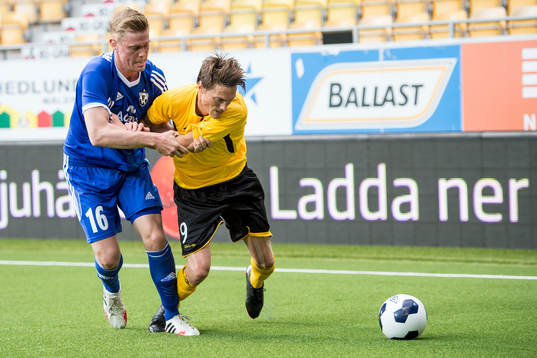 Elfsborgs Lasse Nilsson och Hafnarfjördurs Jon Jonsson