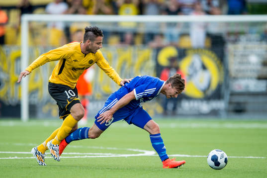 Kamp om bollen mellan Elfsborgs Mikkel Beckmann och