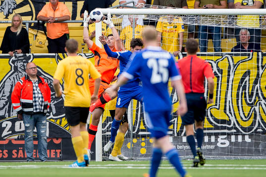 Elfsborgs målvakt Kevin Stuhr-Ellegaard tar ner bollen