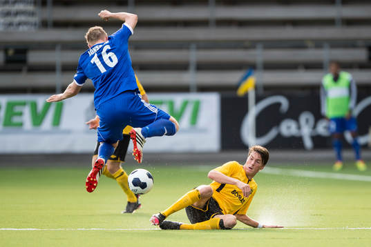 Elfsborgs Lasse Nilsson bryter bollen av Hafnarfjördurs
