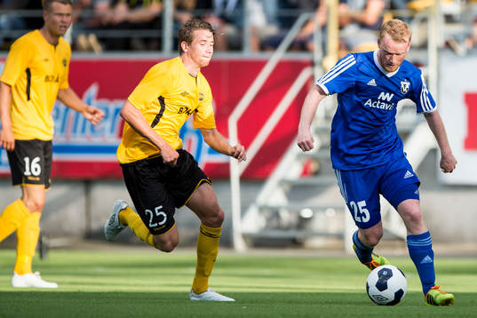 Hafnarfjördurs Holmar Runarsson jagas av Elfsborgs Marcus