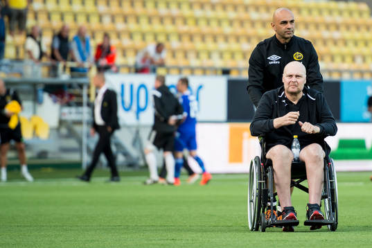 Elfsborgs manager Klas Ingesson (i rullstol) och tränare