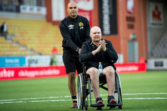 Elfsborgs manager Klas Ingesson (i rullstol) och tränare