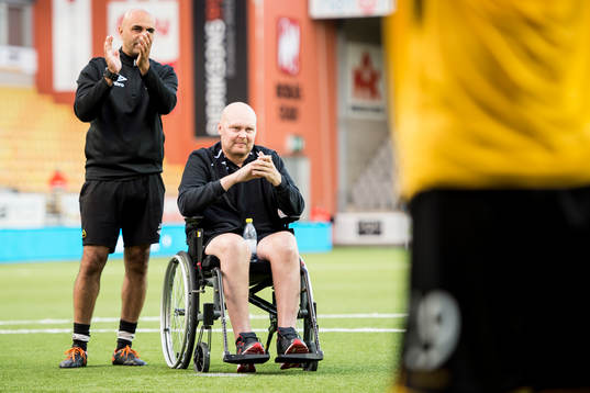 Elfsborgs manager Klas Ingesson (i rullstol) och tränare
