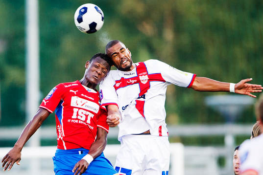 Östers Alhaji Gero i en luftduell mot Assyriskas Kyle