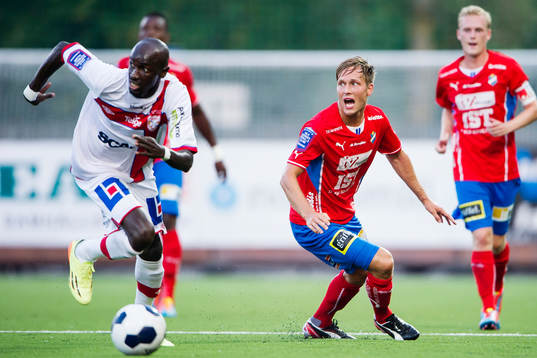 Östers Andreas Wihlborg blir omsprungen av Assyriskas Aziz