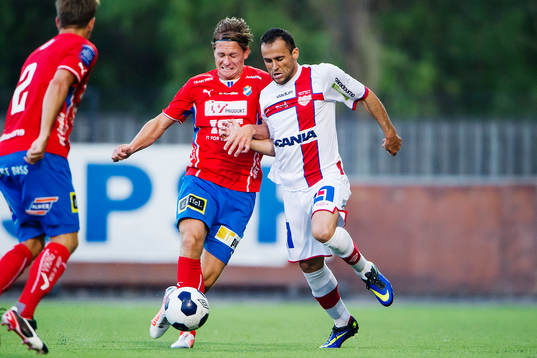 Östers Freddy Söderberg och Assyriskas Levon Pachajyan