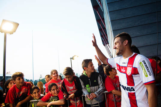 Assyriskas Sotiris Papagiannopoulos hälsar på supportrar