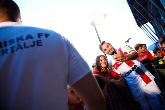 Assyriskas Sotiris Papagiannopoulos tar en selfie med en