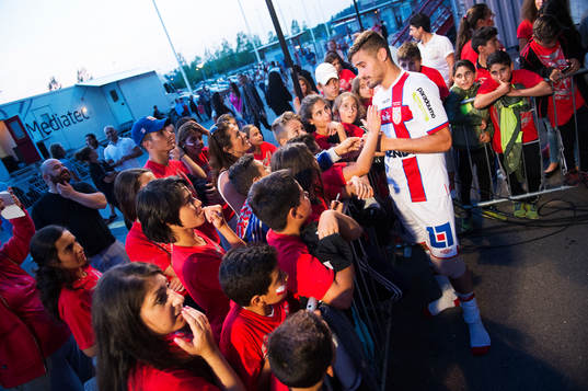 Assyriskas Sotiris Papagiannopoulos hälsar på supportrar